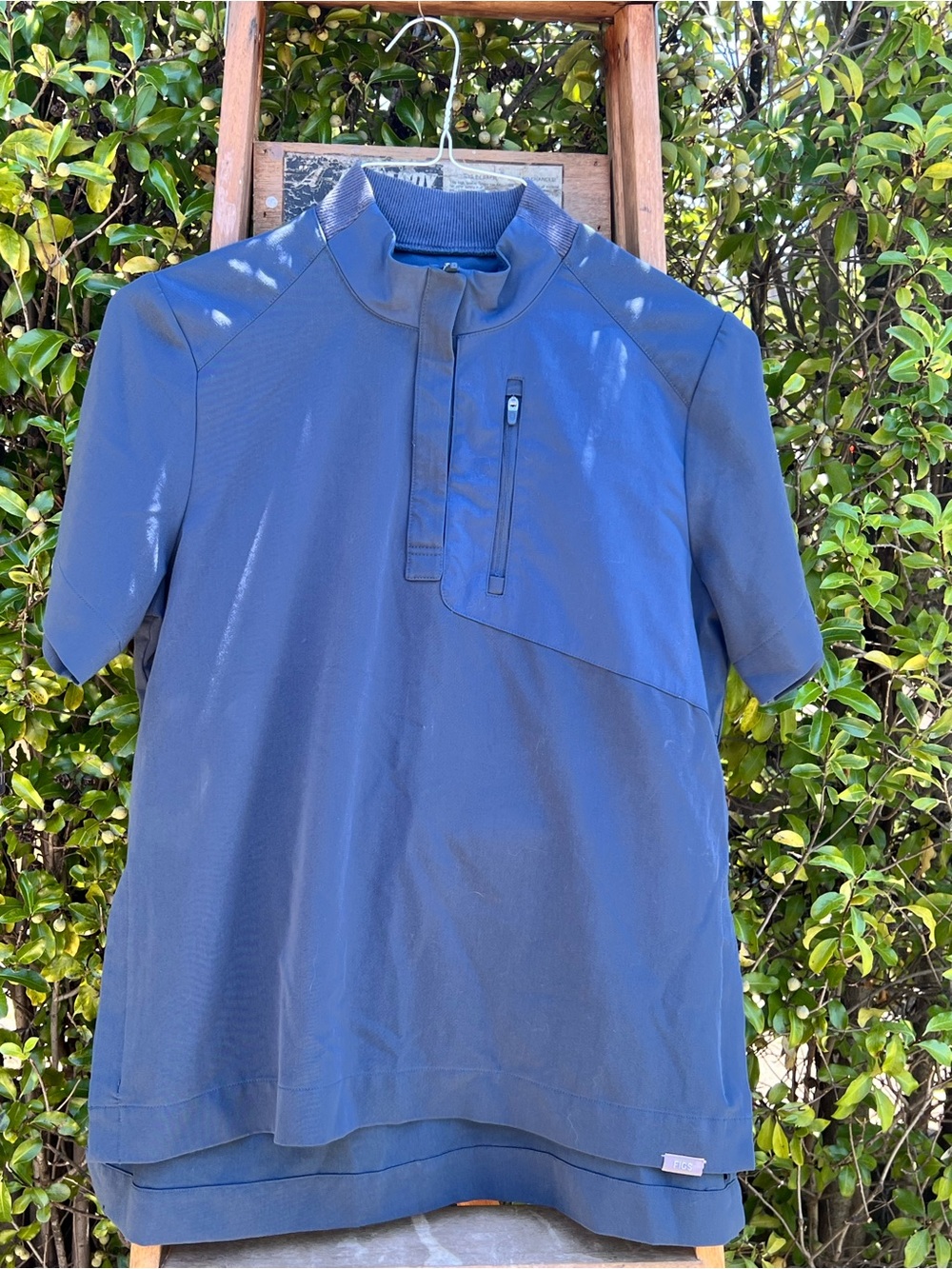 FIGS Technical Collection Navy Catarina One-Pocket Scrub Top Women's Medium